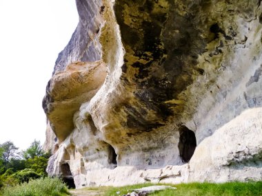 Eski bir manastır kayalarda