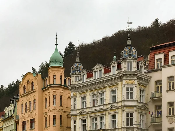 Karlovy Vary的老房子在森林附近的街上 — 图库照片