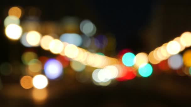 拍摄的焦点汽车灯在繁忙的市中心 — 图库视频影像