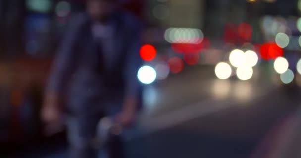 Tiro estacionário de passagem de tráfego noturno — Vídeo de Stock