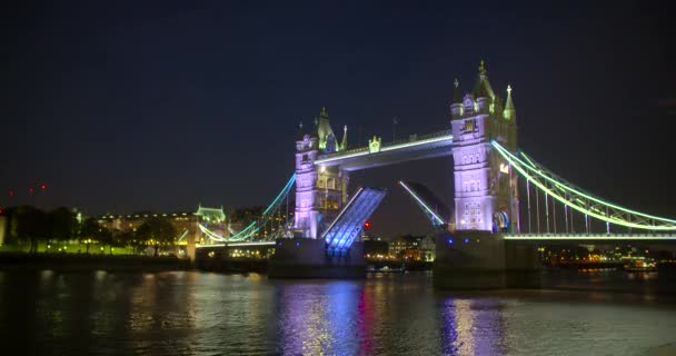 Tower Bridge Νύχτα Ιστιοπλοΐα Πλοίο Άνοιγμα Της Γέφυρας — Αρχείο Βίντεο