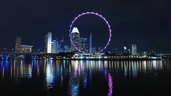 Szingapúr - január 16, 2018: Gyönyörű kilátás Singapore éjjel — Stock Fotó