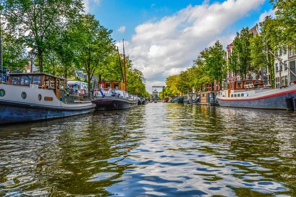 Teknelerle Amsterdam kanalının görünümü