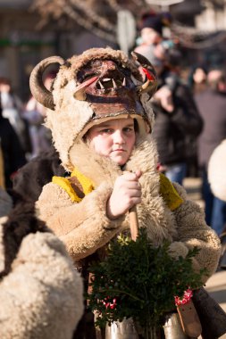 Cidden korkunç Kuker folklor maskesini altından arıyorsunuz