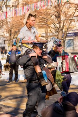 Komik vatandaş sokak Festivali taşıyan polis