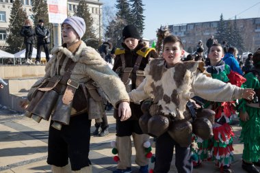 Dans, atlama ve kötü ruhları tahliye ettirmek için gürültü