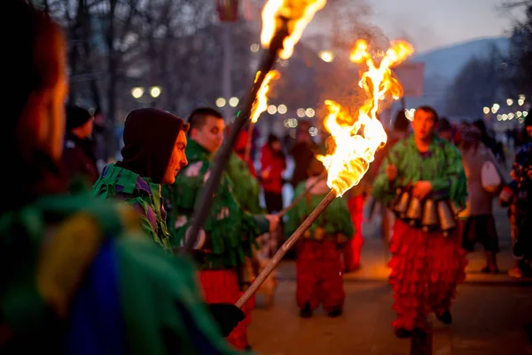 Genieten van de magie van het vuur van de rituele fakkel — Stockfoto