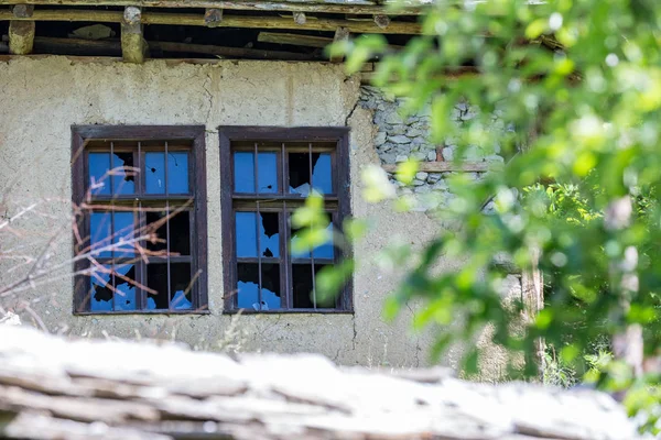 Terk edilmiş evde toprak duvarına kırık pencere — Stok fotoğraf
