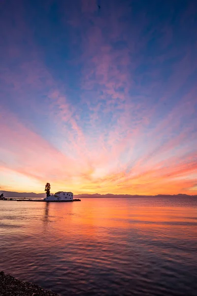 Segundos antes do nascer do sol em Corfu com a igreja — Fotografia de Stock