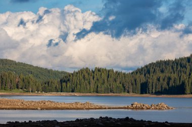 Sahne göl manzara Shiroka Polyana üzerinden