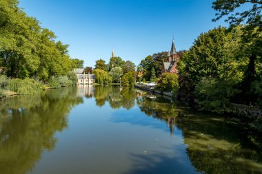 Sıcak yaz gününün sakin sahnesi