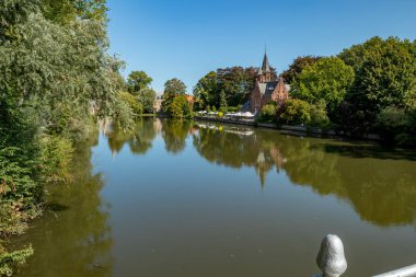 Sıcak yaz gününün sakin sahnesi