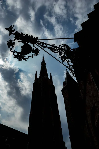 Katedraltorn silhuett i Brygge, Belgien — Stockfoto
