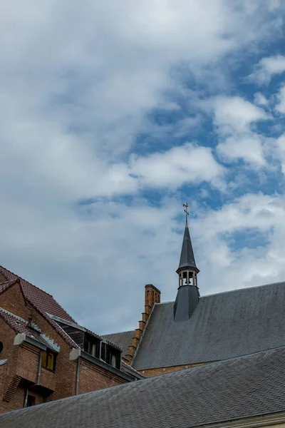Vackert kyrktorn i Brygge, Belgien — Stockfoto