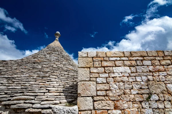 Telhados de casas de truli em Alberobello — Fotografia de Stock