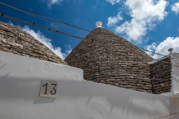 Telhados de casas de truli em Alberobello — Fotografia de Stock