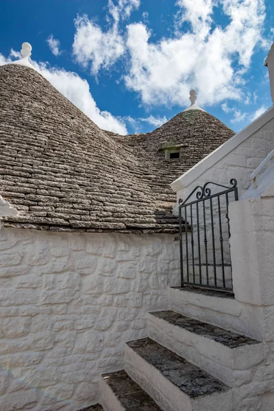 Telhados de casas truli em Alberobello e escadaria — Fotografia de Stock