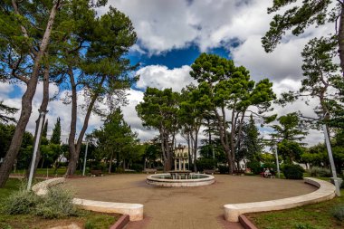 Noci çeşmesiyle halka açık bir park. Puglia. İtalya