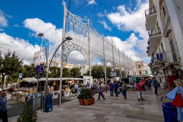 Modern und alt in noci, italien — Stockfoto