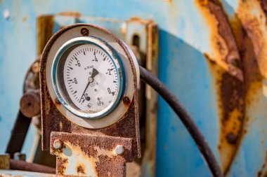 Eski tarım makinesinin paslı detayları