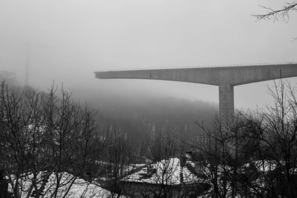 Niebla gruesa de invierno y construcción de puentes — Foto de Stock