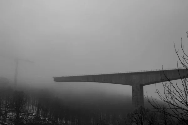 Niebla gruesa de invierno y construcción de puentes — Foto de Stock