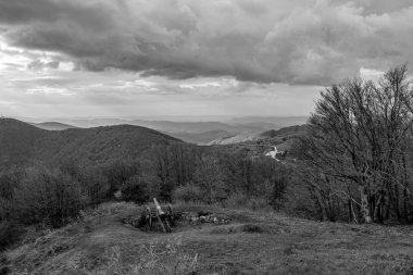 Bulgaristan 'ın Shipka heykelinden dramatik bir manzara