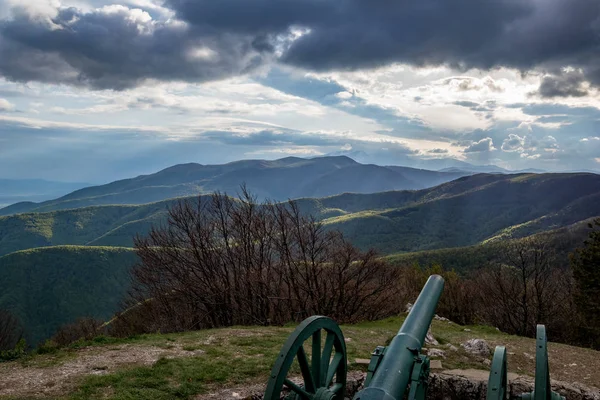 Драматичний вид з пам "ятника Шіпка (Болгарія). — стокове фото