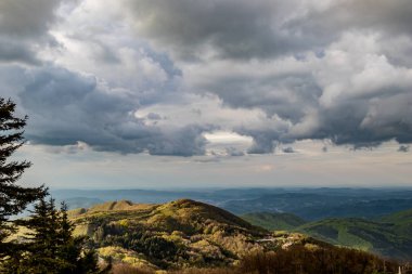 Bulgaristan 'ın Shipka heykelinden dramatik bir manzara