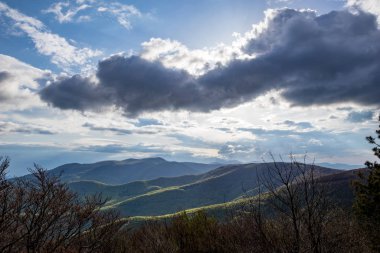 Bulgaristan 'ın Shipka heykelinden dramatik bir manzara