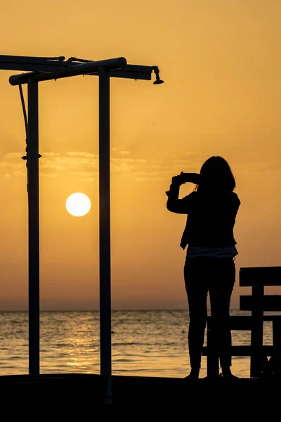 Красивий силует на заході сонця золота морська вода — стокове фото