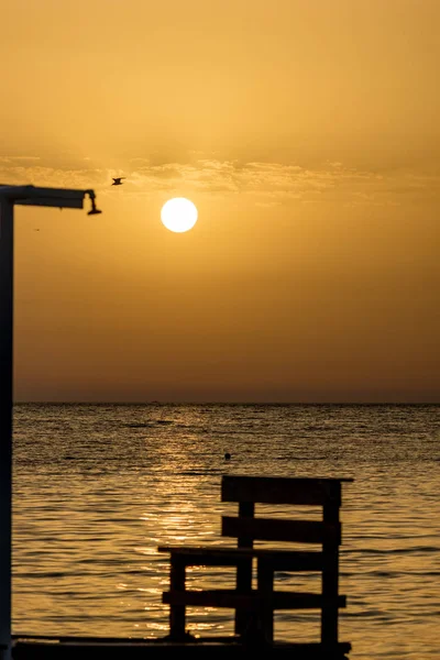 Rozmazané přeháňky silueta při západu slunce zlatá voda — Stock fotografie