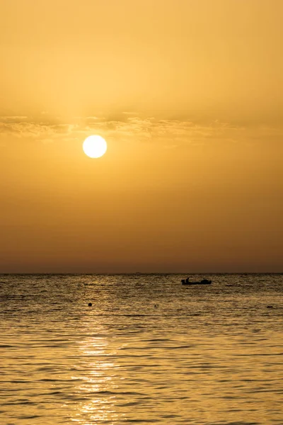 アルバニアの夕日黄金の水の近くのビーチで — ストック写真