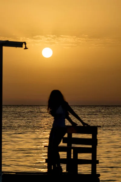 Mooi silhouet bij zonsondergang Golden sea water — Stockfoto