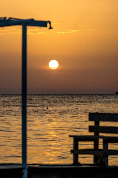 Verschwommene Schauer Silhouette bei Sonnenuntergang goldenes Wasser — Stockfoto