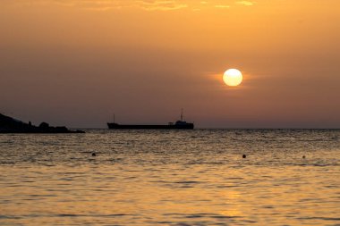 Arnavutluk 'ta gün batımına yakın sahilde altın su