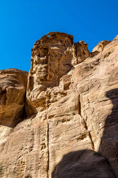 令人叹为观止的自然峡谷叫Al Siq 被约旦哈希姆王国Petra古城建筑群和旅游胜地的水流刻在红崖上 晴朗的冬日 无云的天空 — 图库照片