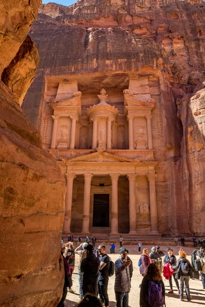 Petra Jordania Enero 2020 Muchos Turistas Disfrutan Día Soleado Famoso — Foto de Stock