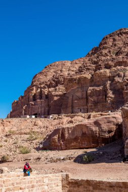 Petra, Ürdün - 30 Ocak 2020: Facades 'in manzaralı caddesinde yürürken görülebilen mezarlar yüzlerce yıl önce yapılmıştı. Petra kompleksi turistik ilgi merkezi, Ürdün Haşimi Krallığı