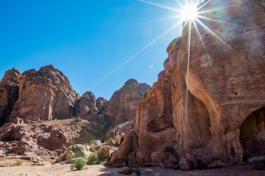 Cephe Caddesinde yürürken görülebilen uçurum ve mezarlar, yüzlerce yıl yaratıldı. Petra kompleksi turistik ilgi merkezi, Ürdün Haşimi Krallığı. Güneş ışığı kırılma efekti