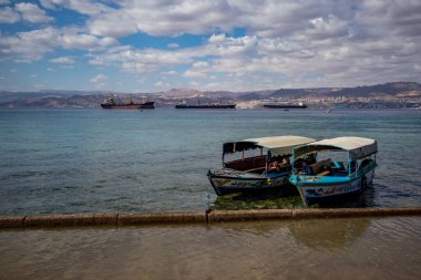 Jordan, Akabe, insanlar şehir plajında tatilin tadını çıkarıyor.