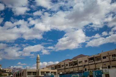 Ürdün, Akabe, gökyüzünde beyaz bulutlar