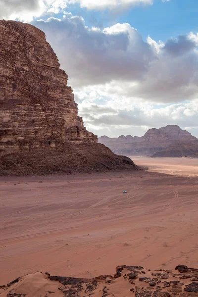 Kungadömet Jordanien Wadi Rum Öken Soligt Vinterdagslandskap Med Vita Blåsiga — Stockfoto