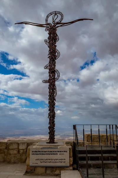 La serpiente de bronce, Monte Nebo en Jordania — Foto de Stock