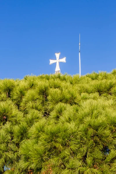 Porto Lagos kyrka korsvisa mot blå himmel — Stockfoto