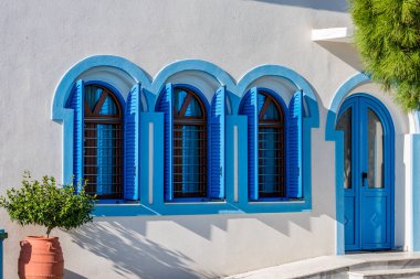 Kuzey Yunanistan 'da Vistonida Gölü, Porto Lagos, Xanthi bölgesi üzerine inşa edilen Aziz Niklas manastırındaki mavi güzel Yunan tarzı pencere ve kapı