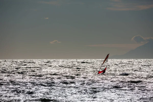 Větrné Odpoledne Zimní Windsurfer Silueta Thráckém Moři Mořská Krajina Vodní — Stock fotografie