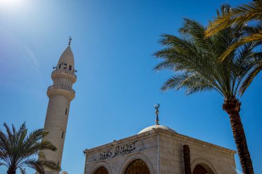 Ürdün 'ün Akabe kentindeki Şerif Hüseyin Bin Ali' nin güzel camisi. Öğleden sonra renkleri, bulutsuz açık gökyüzü kış günü. Yatay çerçeve