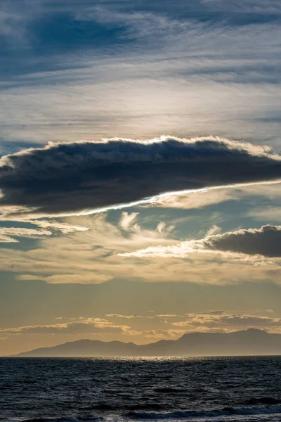 ギリシャのポルト・ラゴス近くの雲の後ろの太陽 — ストック写真