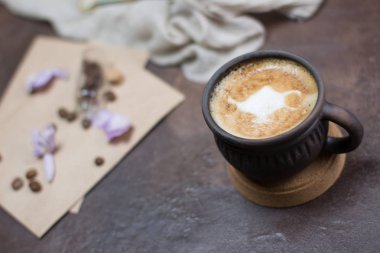   Masanın üzerinde bir fincan kahve.